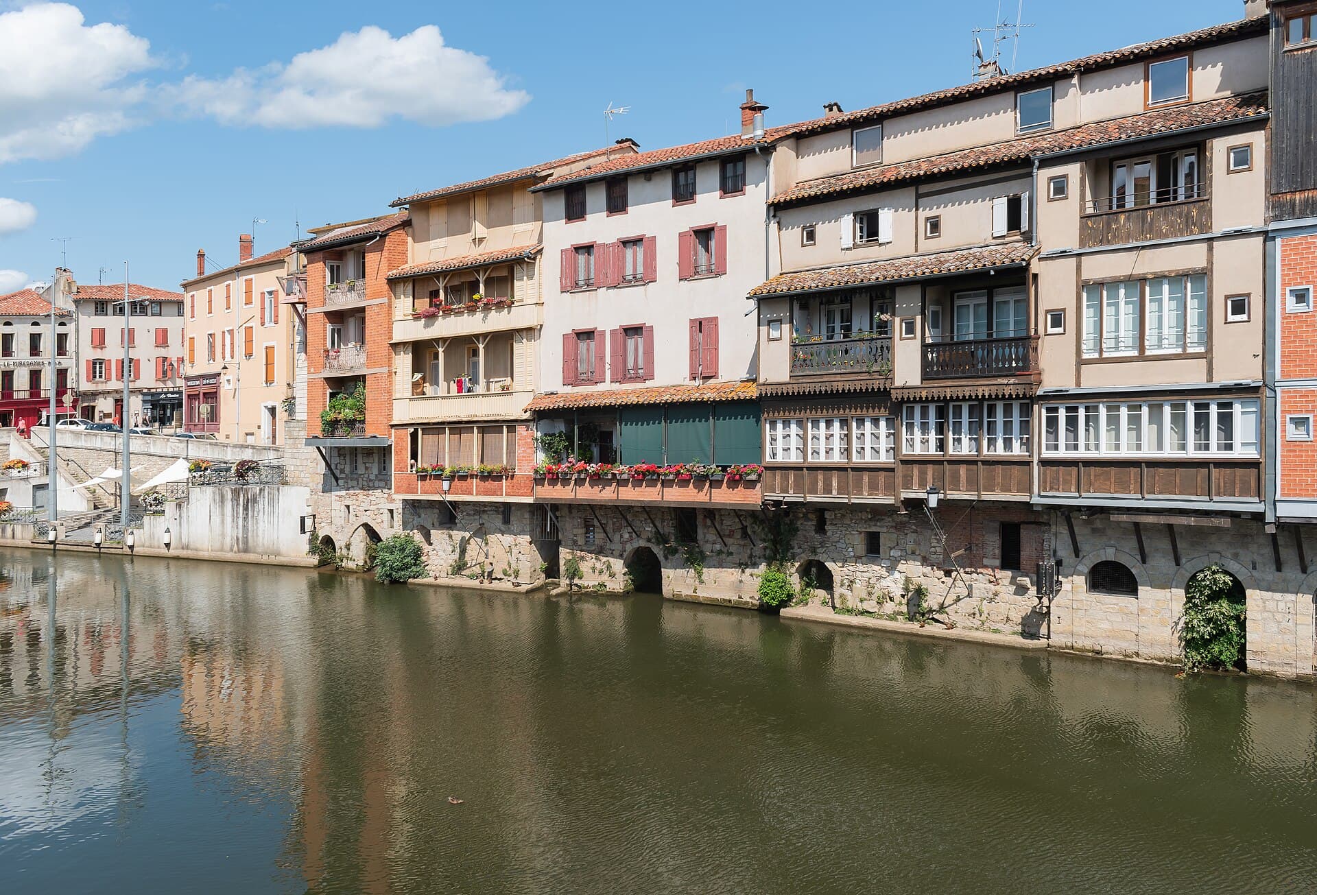 Les maisons sur l'Agout à Castres, avec leurs souches de cheminée en terre cuite sur les toitures de tuile canal